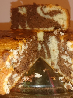 Una foto de Bizcochuelo Marmolado de Queso Crema