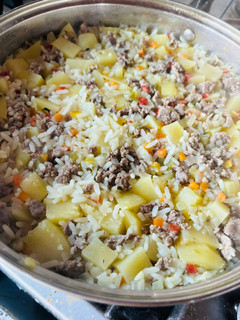 Una foto de Carbonada seca 🍚🥩🥔