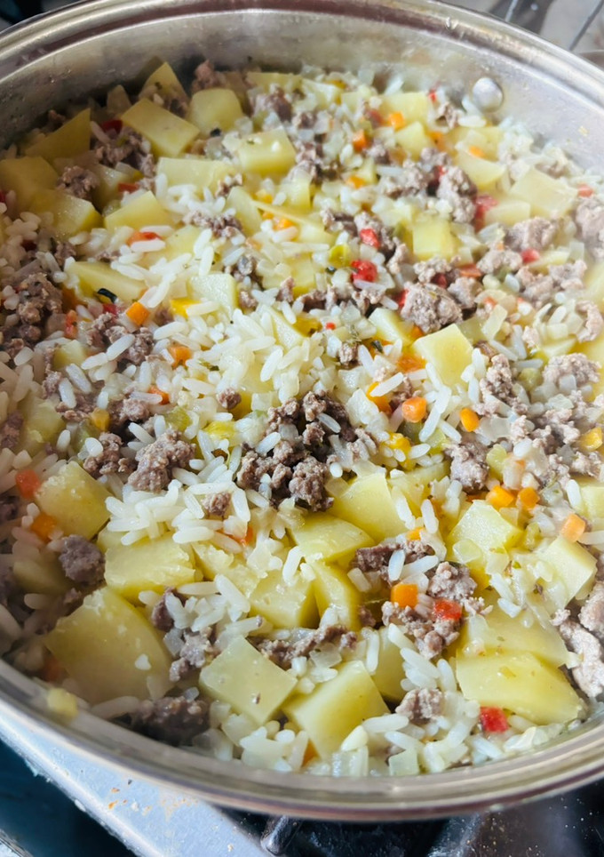 Una foto de Carbonada seca 🍚🥩🥔