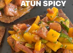 Una foto de Tostadas de atún spicy