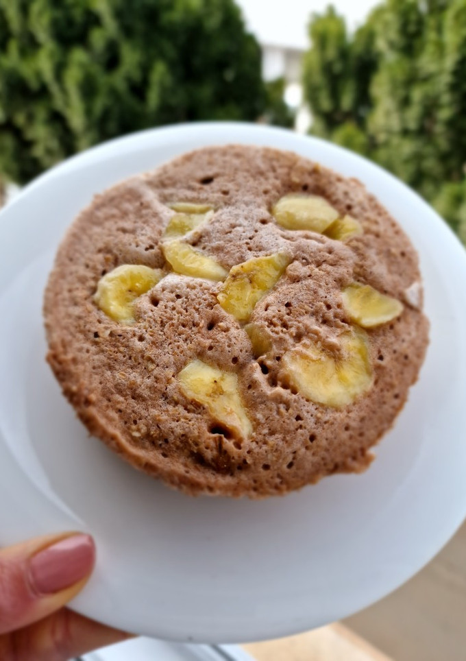 Una foto de Maxi mug cake de plátano, coco y nueces