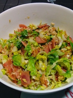 Una foto de Ensalada tibia de lechuga y arroz salteado