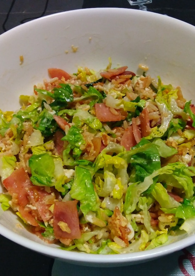 Una foto de Ensalada tibia de lechuga y arroz salteado