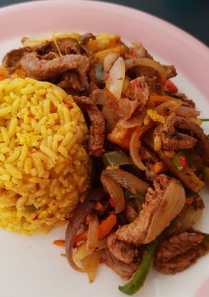 Una foto de Lomo Salteado con Papas y Arroz al curry