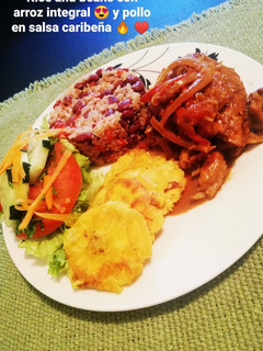 Una foto de Rice and beans con arroz integral y pollo en salsa caribeña