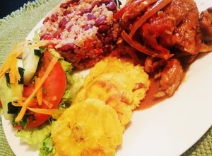 Una foto de Rice and beans con arroz integral y pollo en salsa caribeña