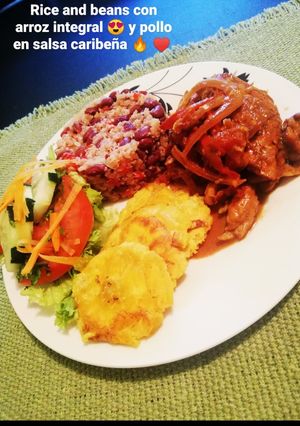 Una foto de Rice and beans con arroz integral y pollo en salsa caribeña