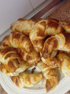 Una foto de Cruasanes rellenos de crema de avellana (Kinder Bueno)
