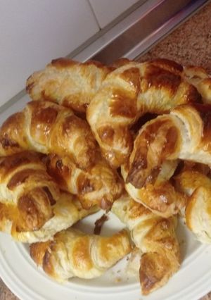 Una foto de Cruasanes rellenos de crema de avellana (Kinder Bueno)