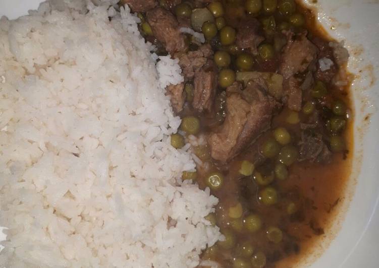 Rice served with peas stew