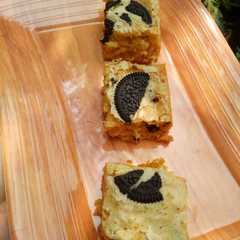 A picture of Blondie Brownies with Oats (Brownis putih).