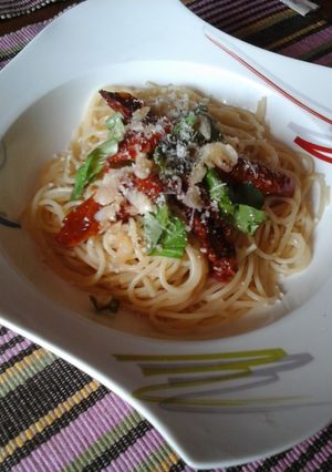 Una foto de Espaguetis ajillo-pomodoro