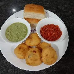 A picture of Mumbai special Vada Pav.