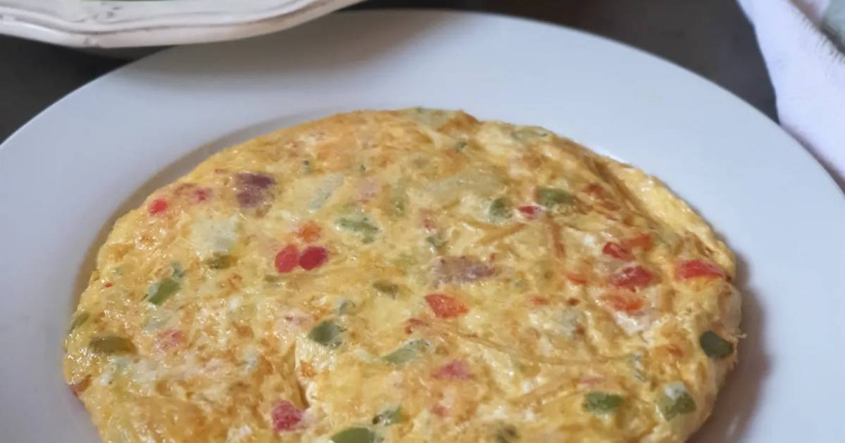 Tortilla paisana con tacos de jamón y patatas paja Receta de ...