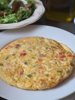 Una foto de Tortilla paisana con tacos de jamón y patatas paja