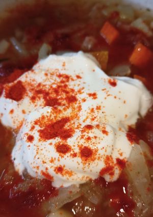 Káposztás-, krumplis-, zöldséges egytál étek, pirítóssal és (görög)joghurttal (vegán / vegetáriánus) recept fotója