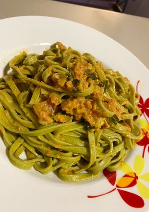 Una foto de Fettuccini de espinaca con tomates secos 🍝