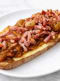 Tosta de berenjena y cebolla caramelizada