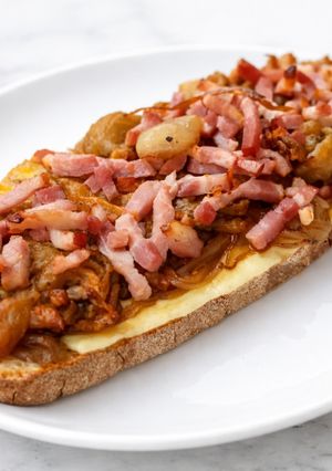 Una foto de Tosta de berenjena y cebolla caramelizada