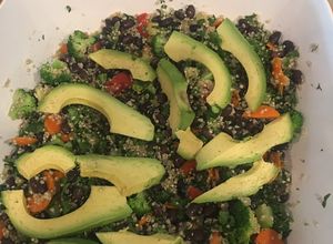 Una foto de Ensalada de quinoa, kale, frijoles y aguacate🥑 🥬 🍅🥦🥕🤤😋