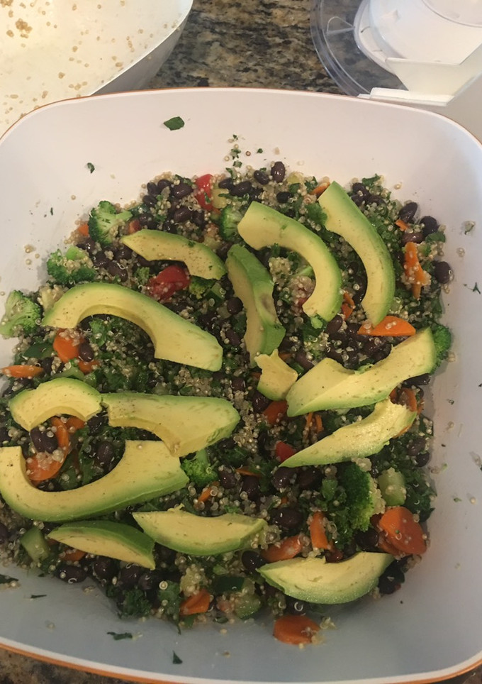 Una foto de Ensalada de quinoa, kale, frijoles y aguacate🥑 🥬 🍅🥦🥕🤤😋