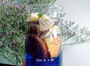 Hình của món Detox hoa đậu biếc, táo & hạt chia.