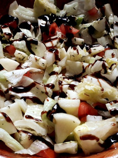 Una foto de Ensalada con manzana 🍏🍅🥬