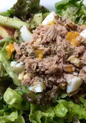 Una foto de Cocina para principiantes: Ensalada mixta con atún