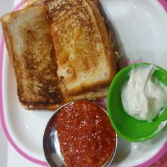 Mix veg sandwich with white sauce A picture of Mix veg sandwich with white sauce.