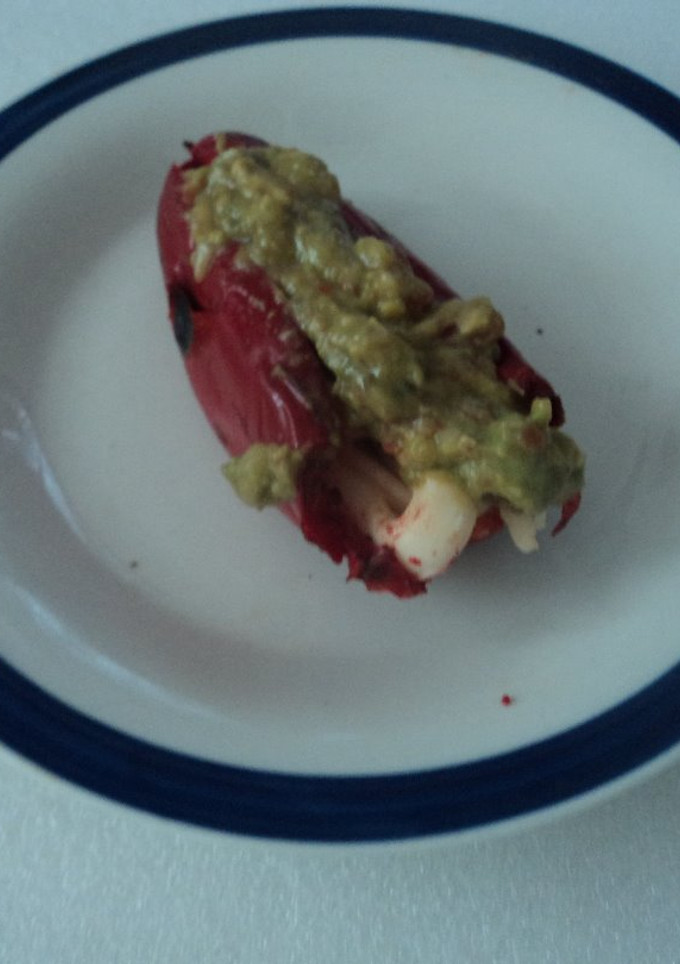 Una foto de Chile jalapeño rojo asado con queso y guacamole pa la botana