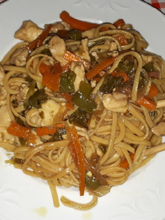 Una foto de Tallarines chinos con pollo