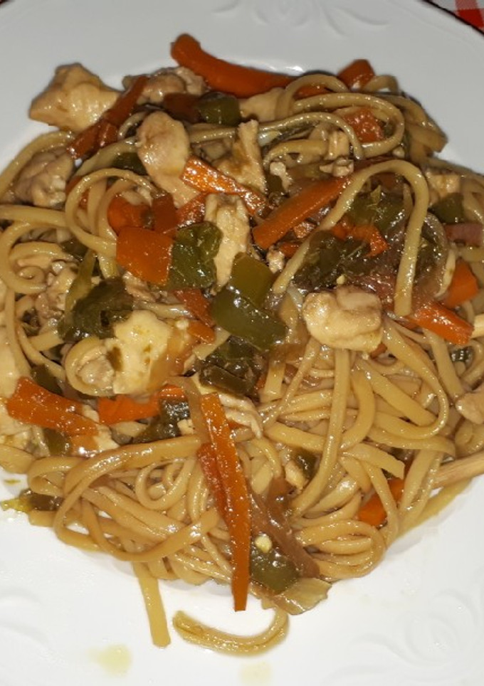 Una foto de Tallarines chinos con pollo