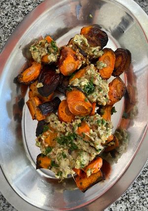 Una foto de Zanahorias al horno con aderezo de berenjena