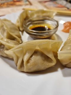 Una foto de Gyozas (empanadillas chinas) con salsa picante