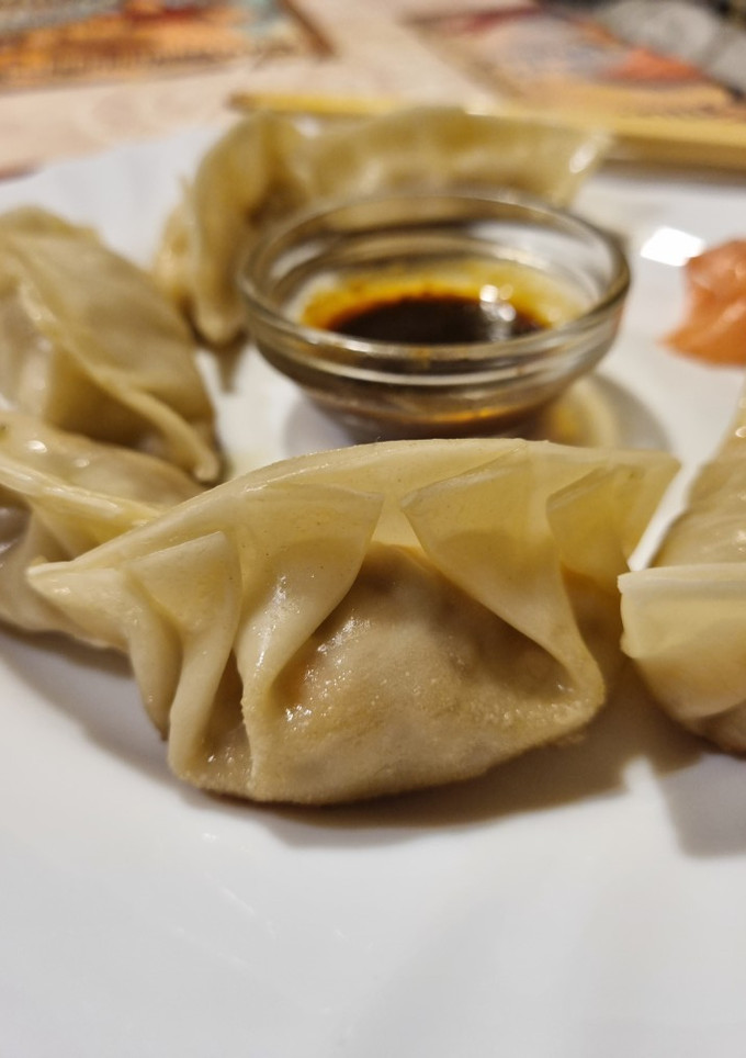 Una foto de Gyozas (empanadillas chinas) con salsa picante