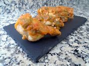 Una foto de pollo con tomate