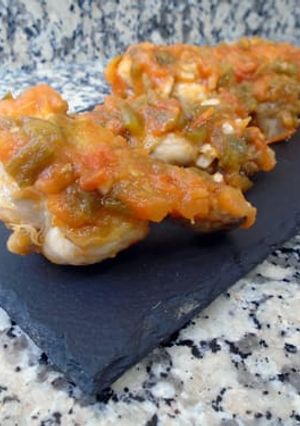 Una foto de Alitas de pollo con tomate y pimientos verdes
