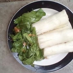 A picture of Cassava with lettuce.