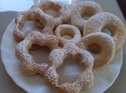 Una foto de roscas con leche condensada