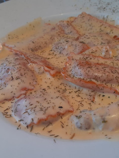 Una foto de Fagottini con gambas y salmón