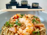Udon noodles con gambas y salsa de cacahuete
