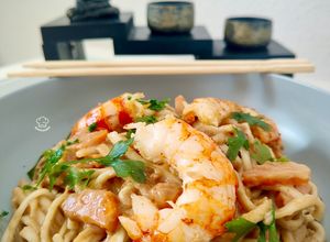 Una foto de Udon noodles con gambas y salsa de cacahuete