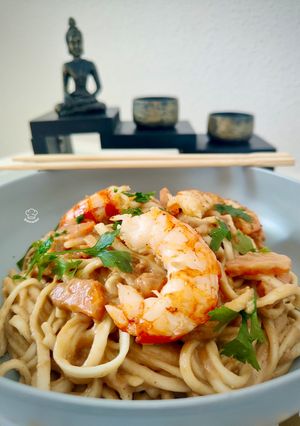 Una foto de Udon noodles con gambas y salsa de cacahuete