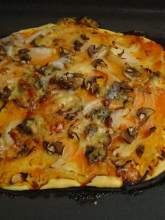 Una foto de Pizza de cabrales y champiñón