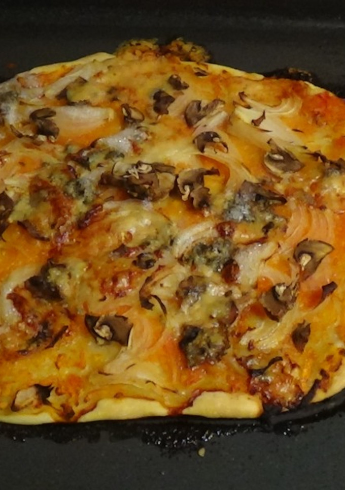 Una foto de Pizza de cabrales y champiñón