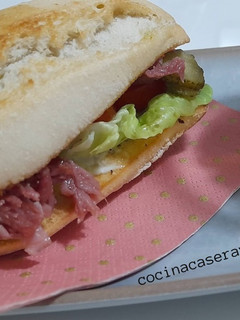 Una foto de Bocata de codillo de cerdo al horno