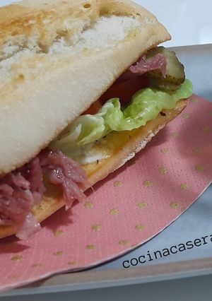 Una foto de Bocata de codillo de cerdo al horno