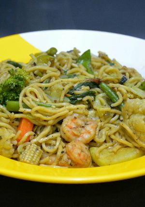 A picture of Prawns Chow Mein.