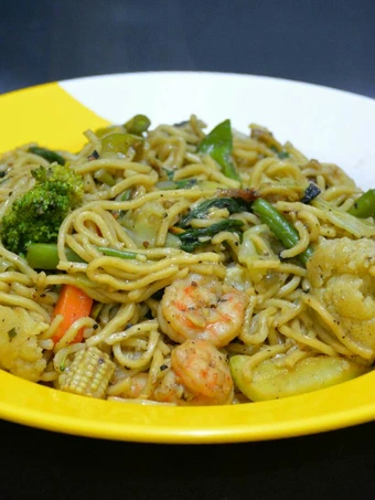 Easy Steps to Prepare Prawns Chow Mein the Can Spoil the Tongue Tasty