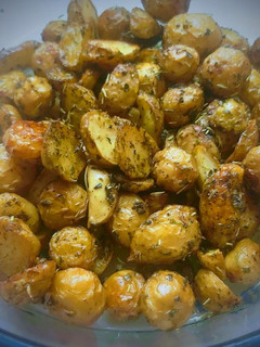 Rozmaringos sütőben sült újburgonya 🥔🌿 recept fotója